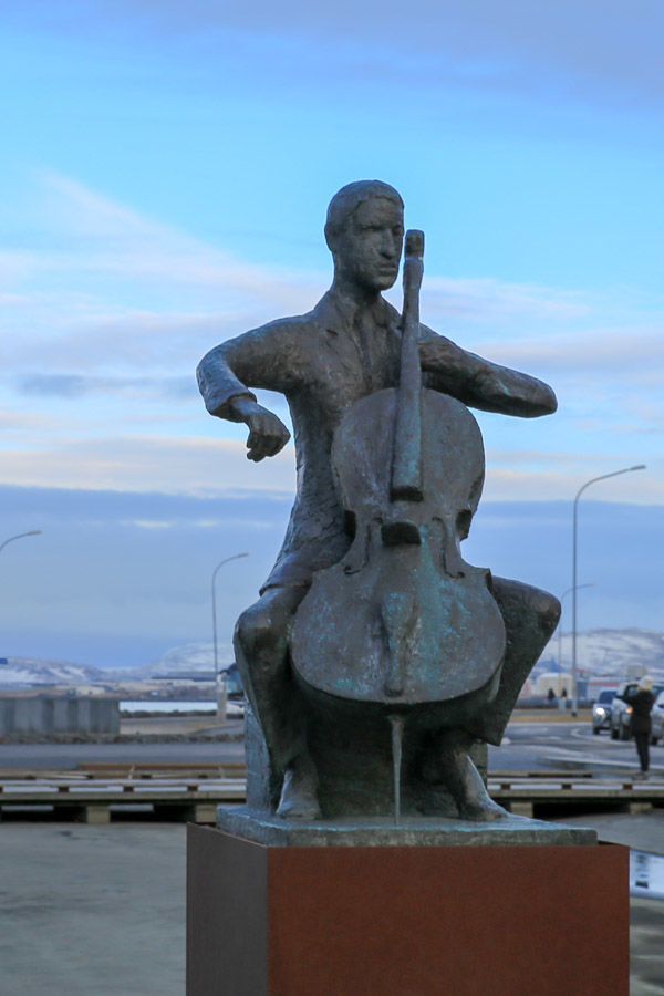 Jeden z pomników w Reykjaviku