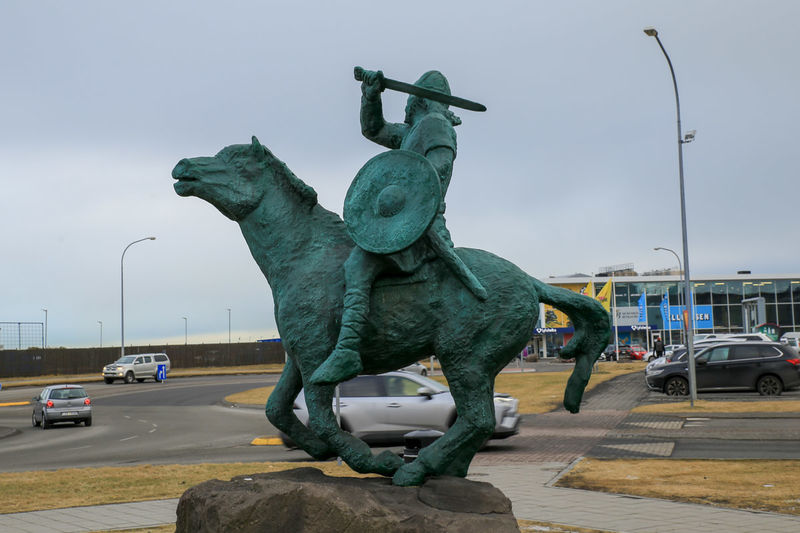 Jedna z rzeźb w Reykjaviku