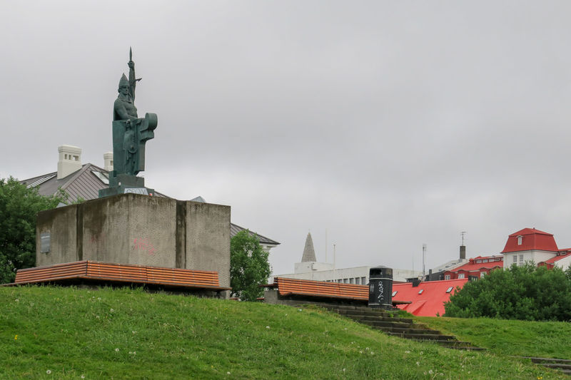 !Wzgórze Arnarholl i pomnik Ingólfura Arnarsona (Reykjavik)