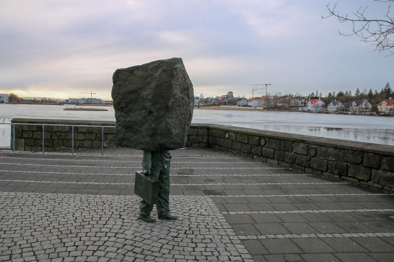 !Pomnik poświęcony anonimowemu biurokracie (isl. Óþekkti embættismaðurinn) - Reykjavik