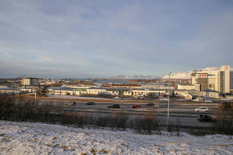 Widok ze wzgórza w okolicy skansenu (Reykjavik) na łańcuch górski oraz wyspę Viðey