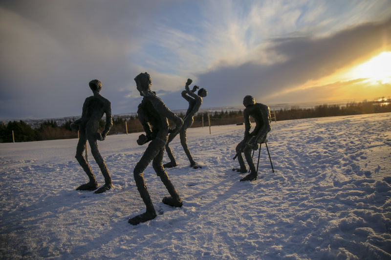 Zespół rzeźb przed budynkiem Perlan w Raykjaviku