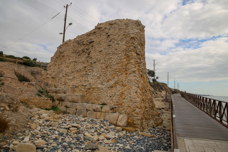 Fragment kamiennego muru w drodze do stanowiska archeologicznego Amathus (koło Limassol)