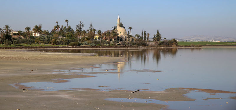 !Widok na Meczet Hala Sultan Tekke i Słone Jezioro w Larnace