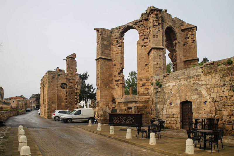 Widok na ruiny kościoła św. Franciszka oraz łaźnie tureckie - Famagusta