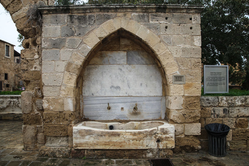 fontanna przy ruinach pałacu weneckiego - Famagusta
