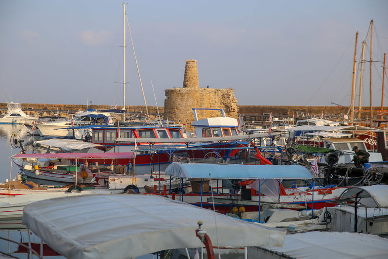 !Kyrenia (Cypr) - Start Port - dawna wieża łańcuchowa
