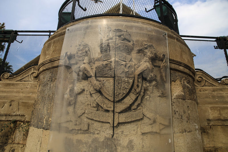 Herb Wielkiej Brytanii przed budynkiem sądu - Nikozja