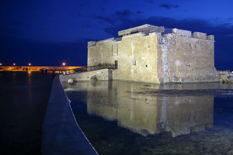 Zamek w Pafos widziany po zmroku