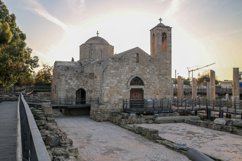 Kościół Agia Kyriaki na stanowisku archeologicznym z ruinami wczesnochrześcijańskiej bazyliki Chrysopolitissa - Pafos