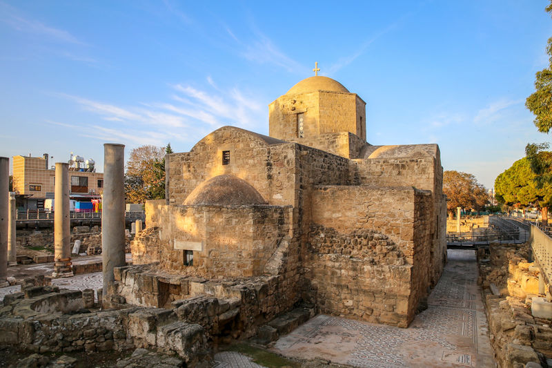 Kościół Agia Kyriaki na stanowisku archeologicznym z ruinami wczesnochrześcijańskiej bazyliki Chrysopolitissa - Pafos