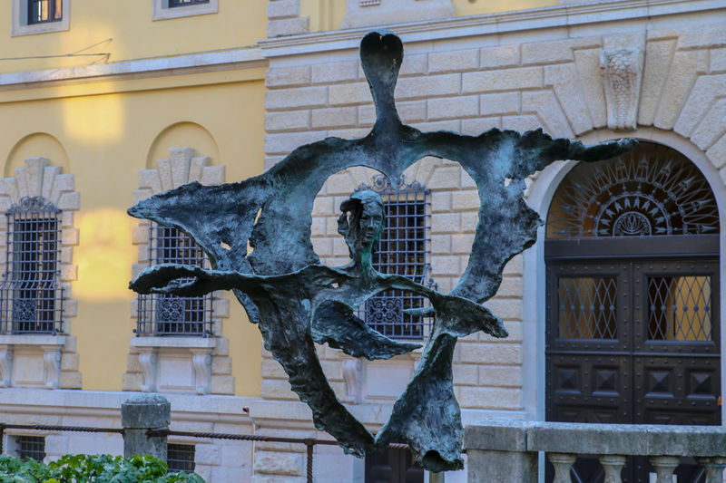 Nowoczesny pomnik Romea i Julii w Weronie