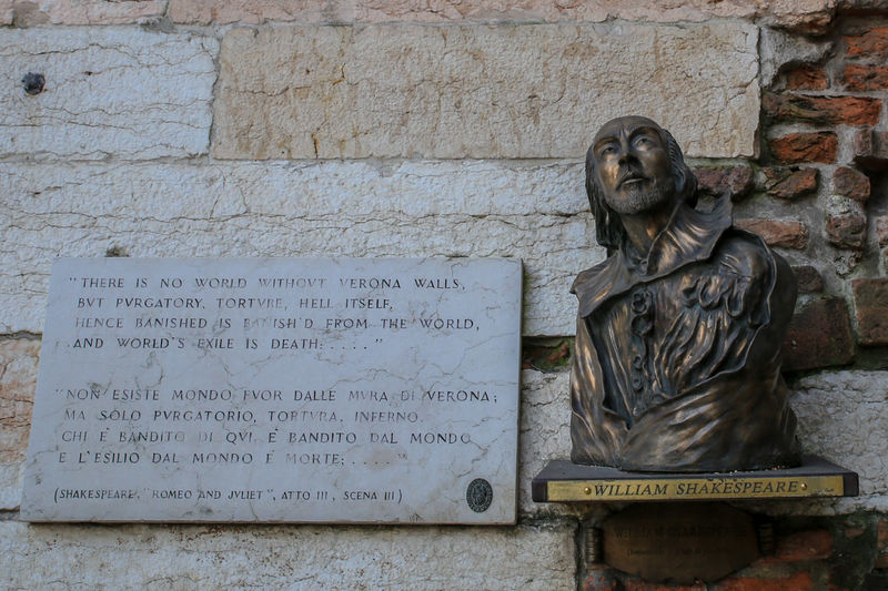 Tablica pamiątkowa z cytatem z dramatu Szekspira na bramie Portoni della Bra w Weronie