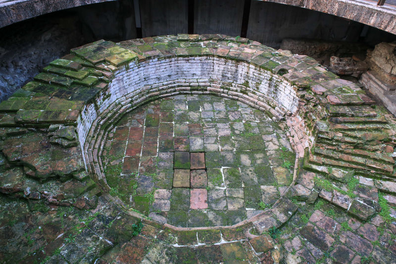 Starożytne ruiny pod chodnikiem przy Porta Leoni (Brama Lwów) w Weronie