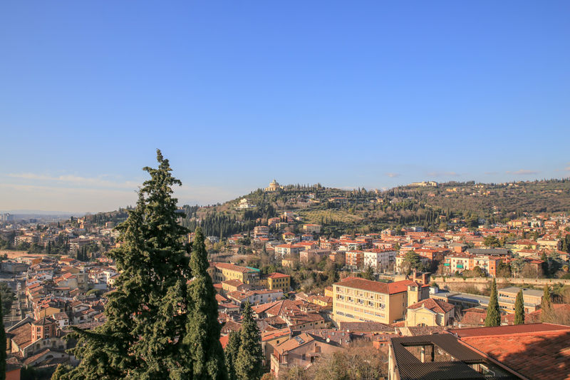 Widok z tarasu przy Caste; San Pietro w Weronie
