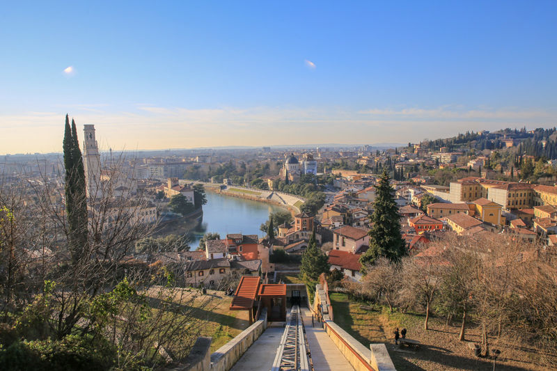 Podczas wjazdu kolejką linową (funicular) w Weronie