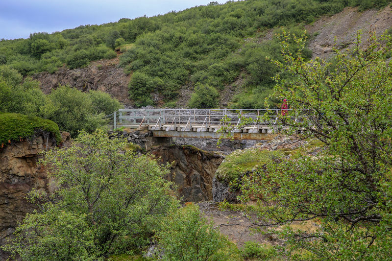 Trasa pomiędzy wodospadami Hraunfossar i Barnafoss (Islandia)