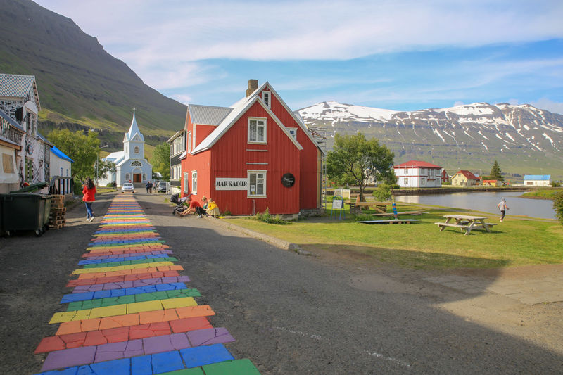 Miasteczko Seyðisfjörður - w tle Niebieski Kościół