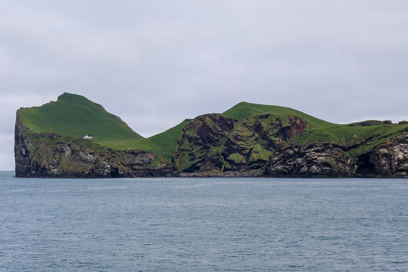 Podczas rejsu na wyspę Heimaey (Islandia) - widok na wysepkę Elliðaey