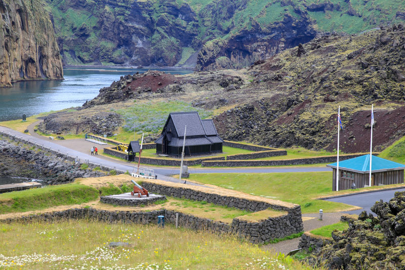 Widok na kościół Stafkirkjan na wyspie Heimaey (Islandia)