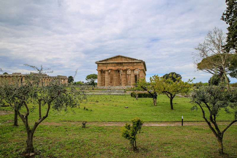 Paestum - widok na stanowisko archeologiczne z zewnątrz