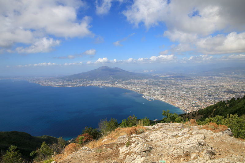 Jeden z widoków z góry Monte Faito (Castellammare di Stabia, Kampania, Włochy)