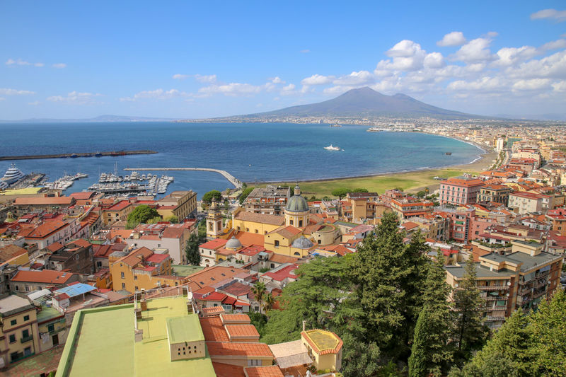 Podczas wjazdu kolejką linową na górę Monte Faito (Castellammare di Stabia, Kampania, Włochy)