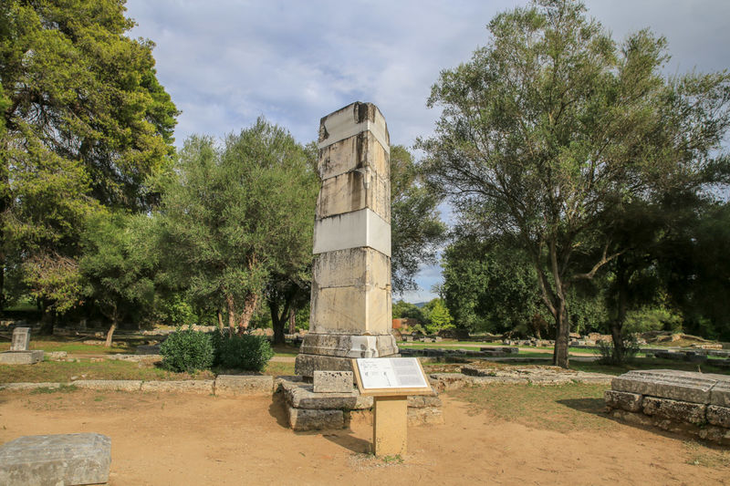 Pozostałości piedestału posągu bogini zwycięstwa Nike w Olimpii - zwiedzanie stanowiska archeologicznego (Peloponez, Grecja)