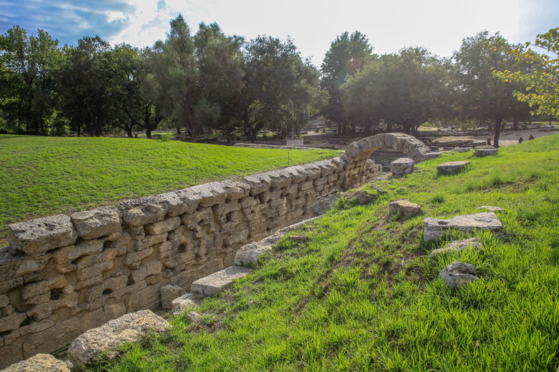 Część krytego tunelu prowadzącego na stadion - stanowisko archeologiczne w Olimpii (Peloponez, Grecja)