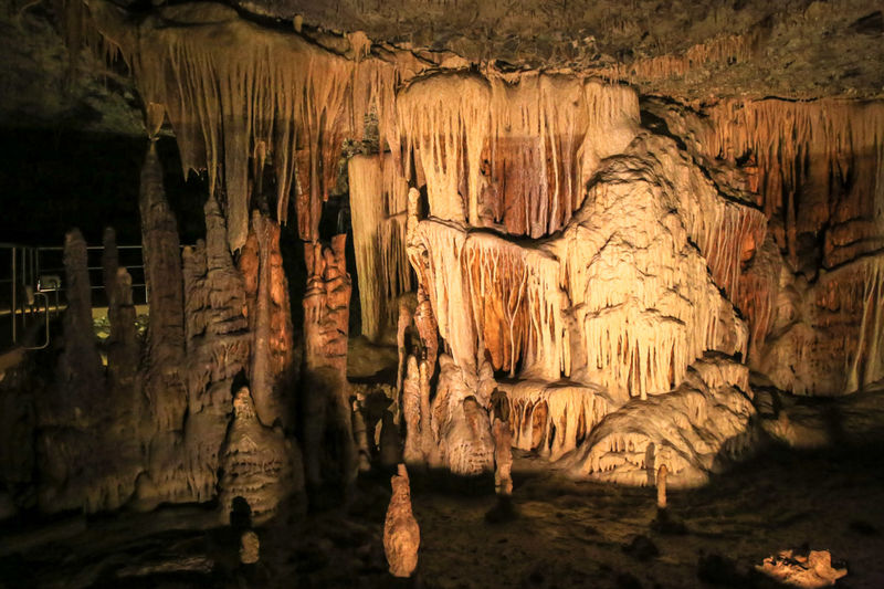 Z racji górskiej topografii do popularnych atrakcji Peloponezu należą jaskinie