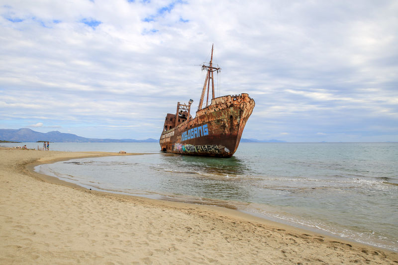 Plaża i wrak statku Dimitrios - Peloponez, Grecja