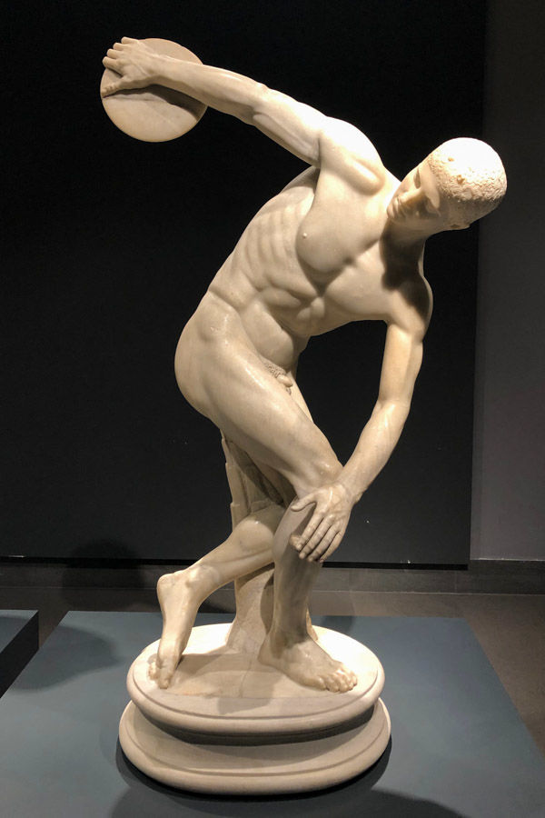 kopia rzeźby dyskobola - jedno z muzeum w Rzymie