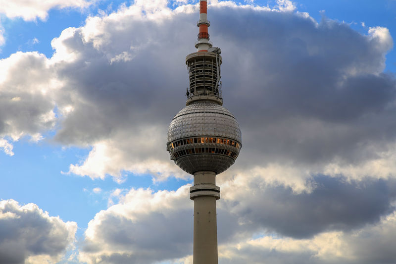 Widok na Wieżę Telewizyjną (Berliner Fernsehturm) z tarasu widokowego w hotelu Park Inn - Alexanderplatz, Berlin
