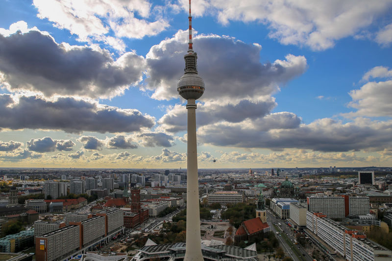 Widok na Berliner Fernsehturm (Wieża Telewizyjna) z tarasu widokowego w hotelu Park Inn - Alexanderplatz, Berlin