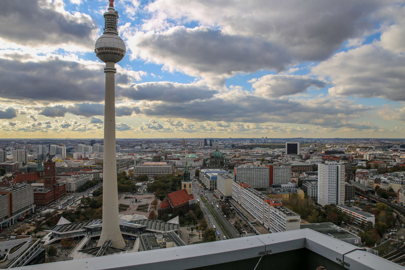 !Widok z tarasu widokowego w hotelu Park Inn w Berlinie