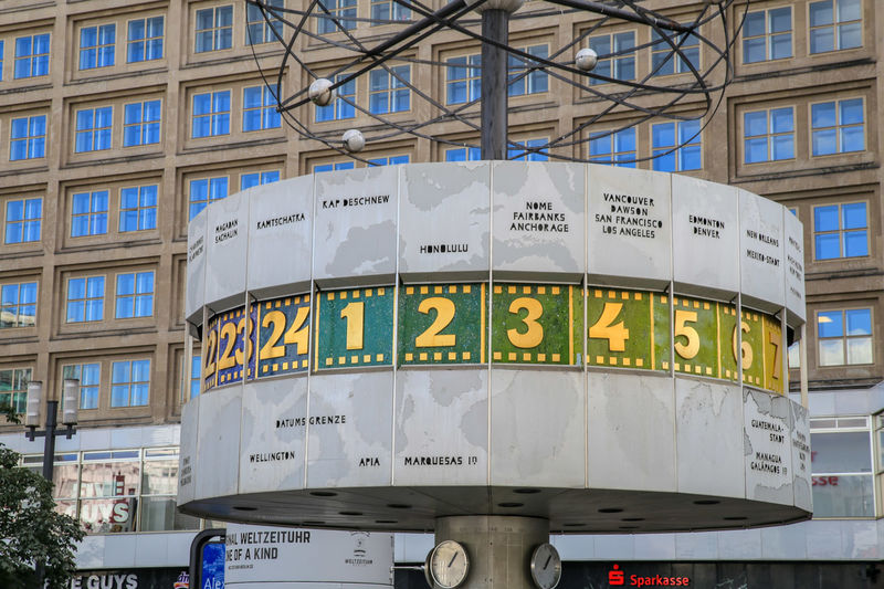 Zegar Urania i Alexanderplatz w Berlinie