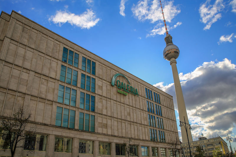 Galeria Kaufhof i widok na wieżę telewizyjną - Alexnaderplatz w Berlinie