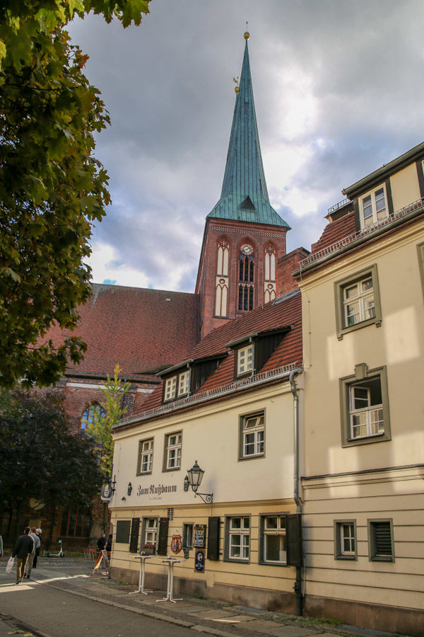 Widok na kościół św. Mikołaja i karczmę Zum Nußbaum - Nikolaiviertel w Berlinie