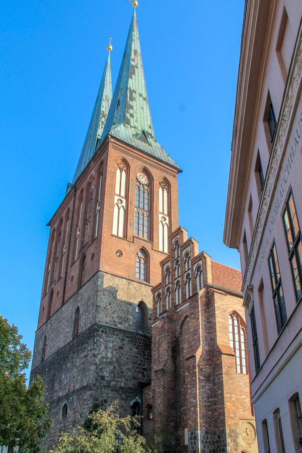 Widok na kościół św. Mikołaja i Muzeum w Domu Knoblaucha - Nikolaiviertel w Berlinie