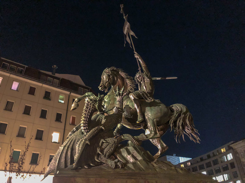 !Pomnik konny św. Jerzego walczącego ze smokiem - dzielnica Nikolaiviertel, Berlin