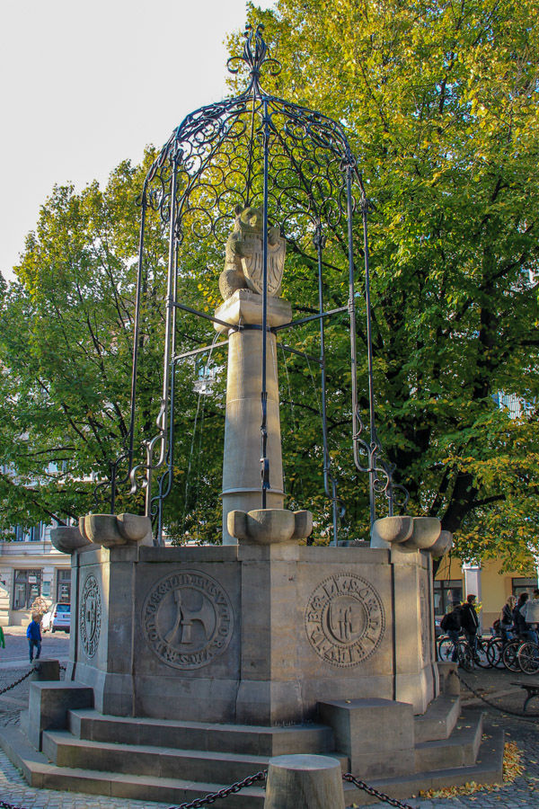 Kolumna z niedźwiedziem - monument przy kościele św. Mikołaja w Berlinie (dzielnica Nikolaiviertel)