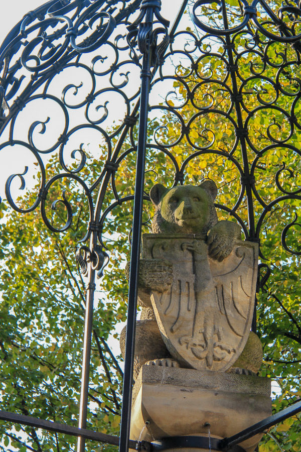 Kolumna z niedźwiedziem - monument przy kościele św. Mikołaja w Berlinie (dzielnica Nikolaiviertel)