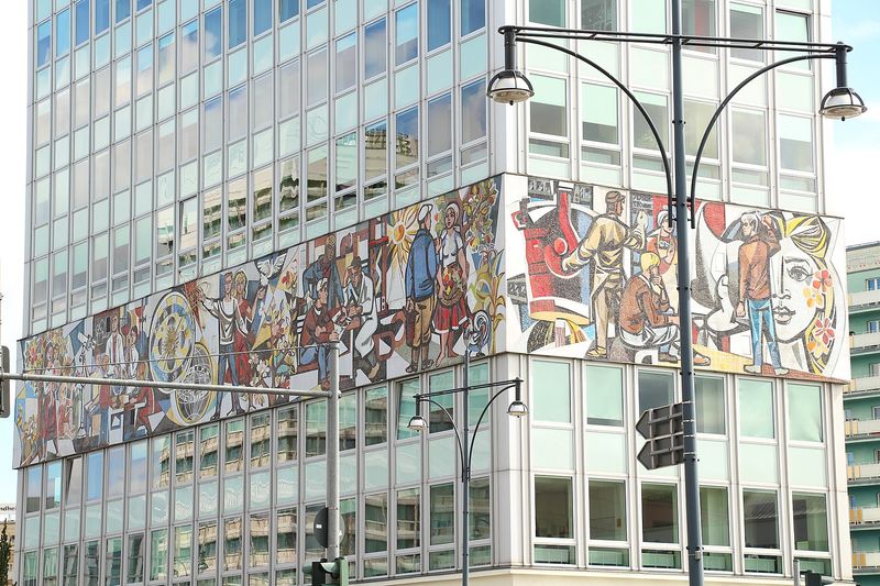 !Dom Nauczyciela (Haus des Lehrers) i malowidło "Nasze życie" ("Unser Leben")    ///   ZDJĘCIE: Fred Romero from Paris, France, CC BY 2.0, Wikimedia Commons