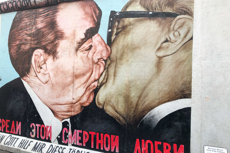 Pocałunek East Side Gallery w Berlinie