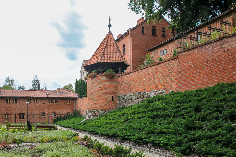 !Okrągła baszta - fragment muru niskiego średniowiecznych fortyfikacji Olsztyna