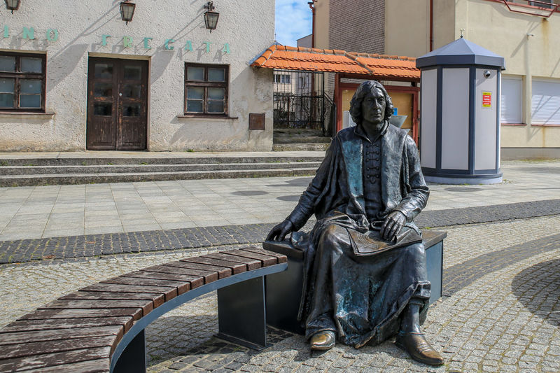 !Stary Rynek we Fromborku - pomnik Mikołaja Kopernika
