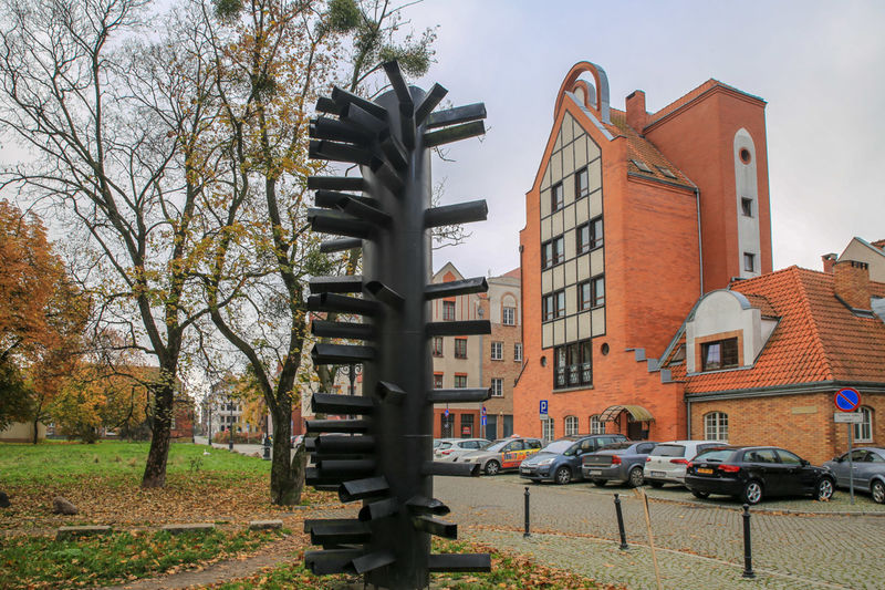 Elbląg - forma przestrzenna Magdaleny Abakanowicz z Biennale Form Przestrzennych