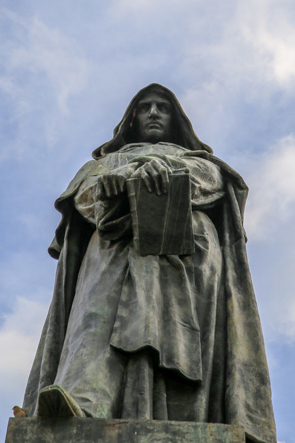 Pomnik Giordano Bruno na placu Campo de' Fiori (Rzym)