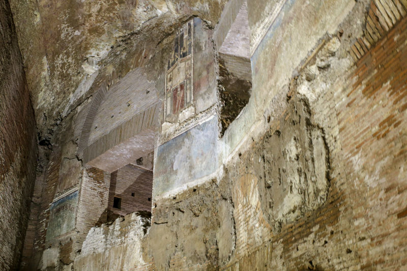 U góry widoczne są malowidła ścienne zdobiące pierwotnie pałac