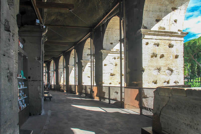 Przejście pod arkadami Koloseum